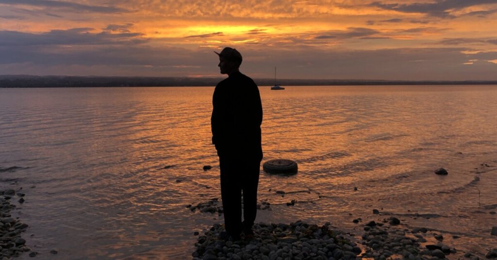 Person Silhouette mit Blick auf den Ammersee
