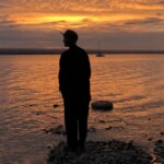 Vom richtigen Moment. Warum manche Dinge ihre Zeit brauchen. Person Silhouette mit Blick auf den Ammersee